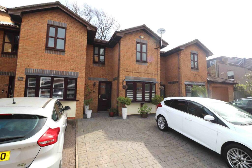 3 bed Detached House for rent in Penge. From Property World