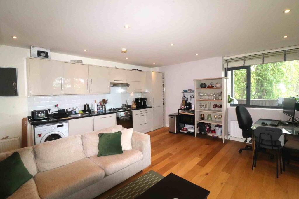 2 bed 1st Floor Flat for rent in Penge. From Property World - Sydenham - Sales