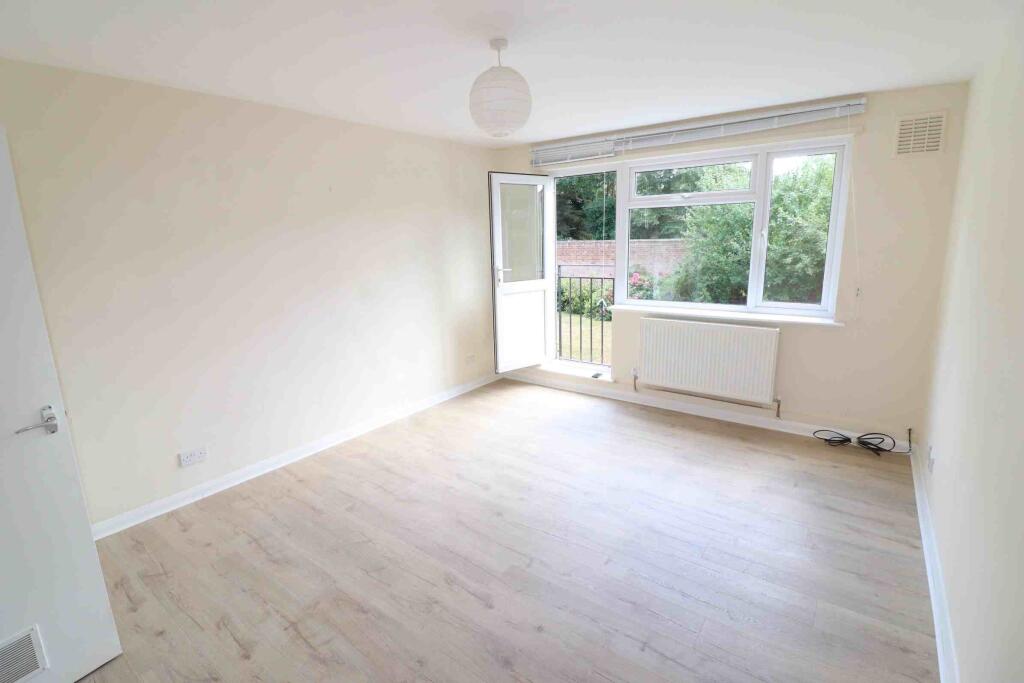 2 bed 1st Floor Flat for rent in Penge. From Property World - Sydenham - Sales