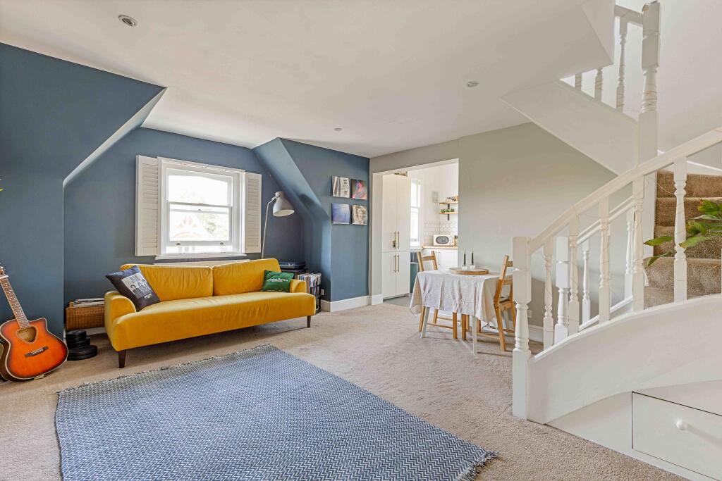 3 bed 1st Floor Flat for rent in Penge. From Property World - Sydenham - Sales
