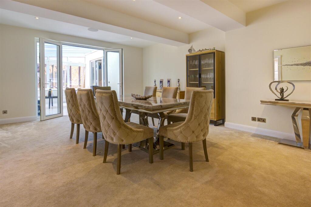 9 bed Detached for rent in Finchley. From Glentree Estates Ltd - London 9 bed Detached for rent in Finchley. From Glentree Estates Ltd - London