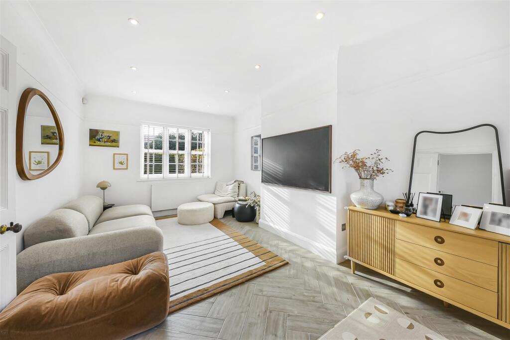 4 bed Mid Terraced House for rent in Finchley. From Glentree Estates Ltd - London