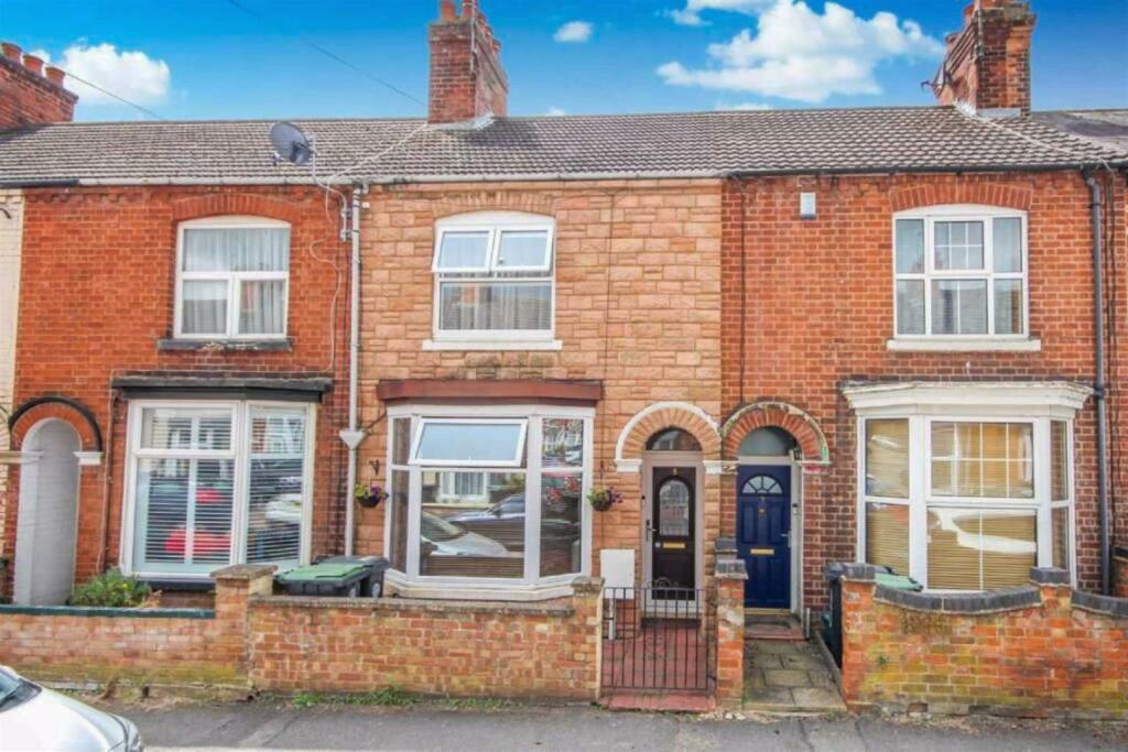 3 bed Mid Terraced House for rent in Rushden. From Hawksbys - Wellingborough