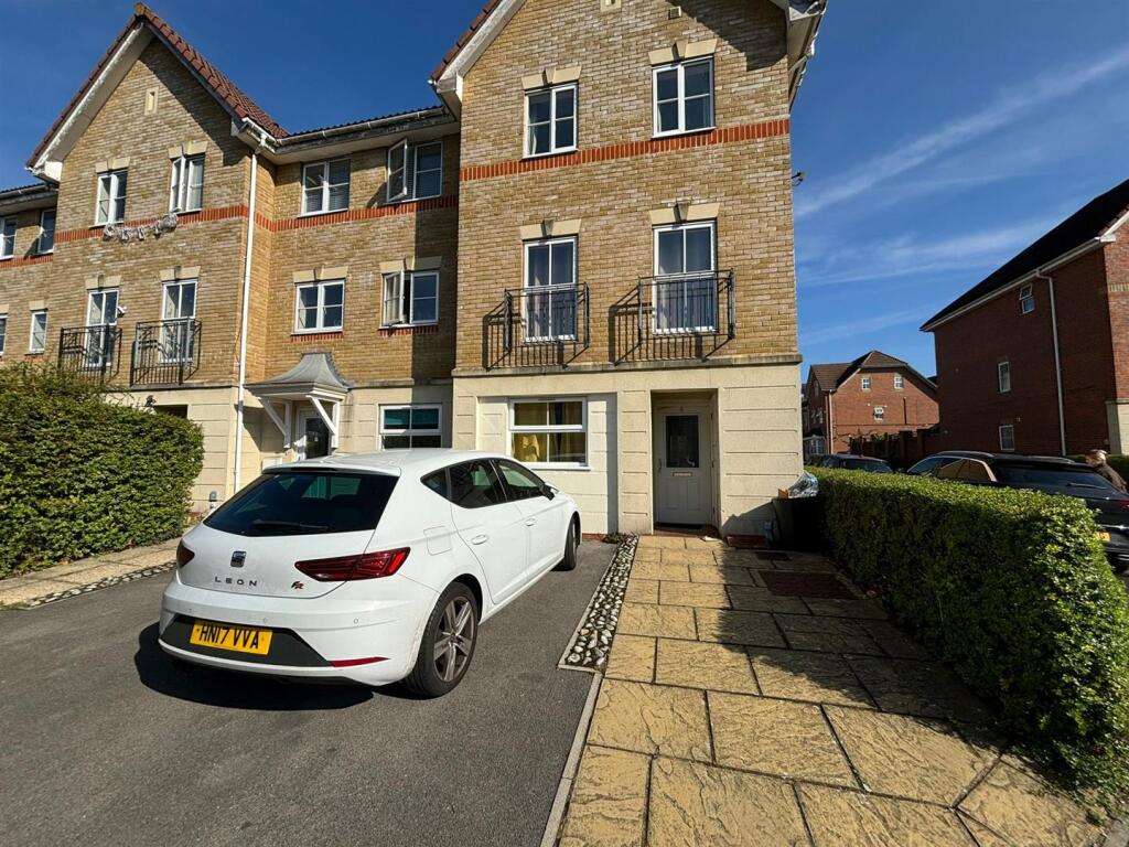 4 bed Town House for rent in Uxbridge. From Coopers - Hillingdon 4 bed Town House for rent in Uxbridge. From Coopers - Hillingdon