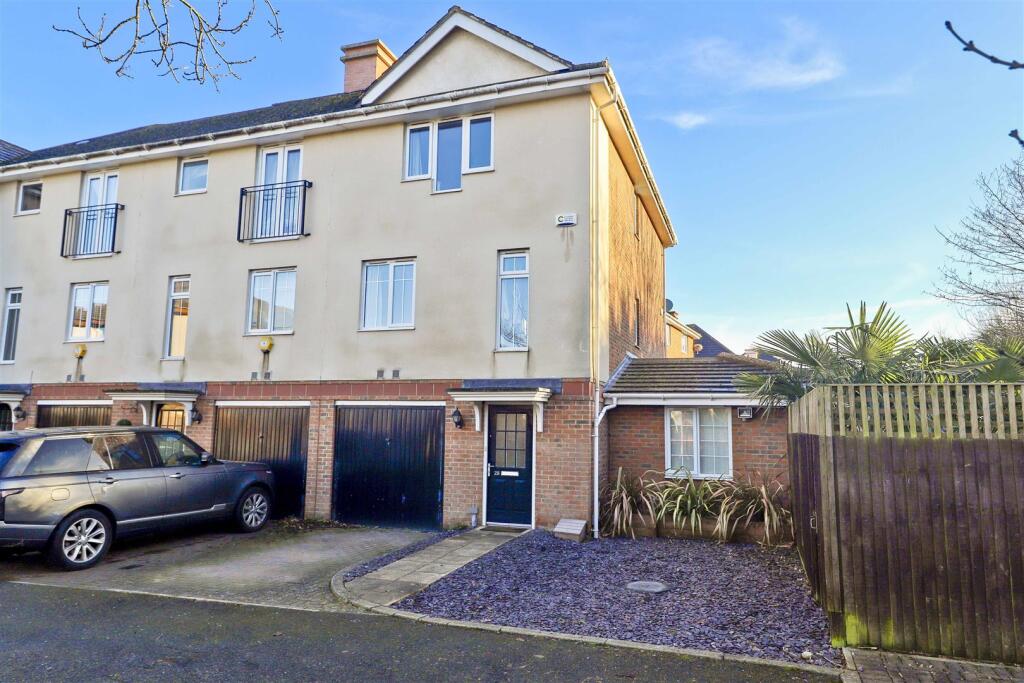 4 bed Town House for rent in Ruislip. From Coopers - Ruislip