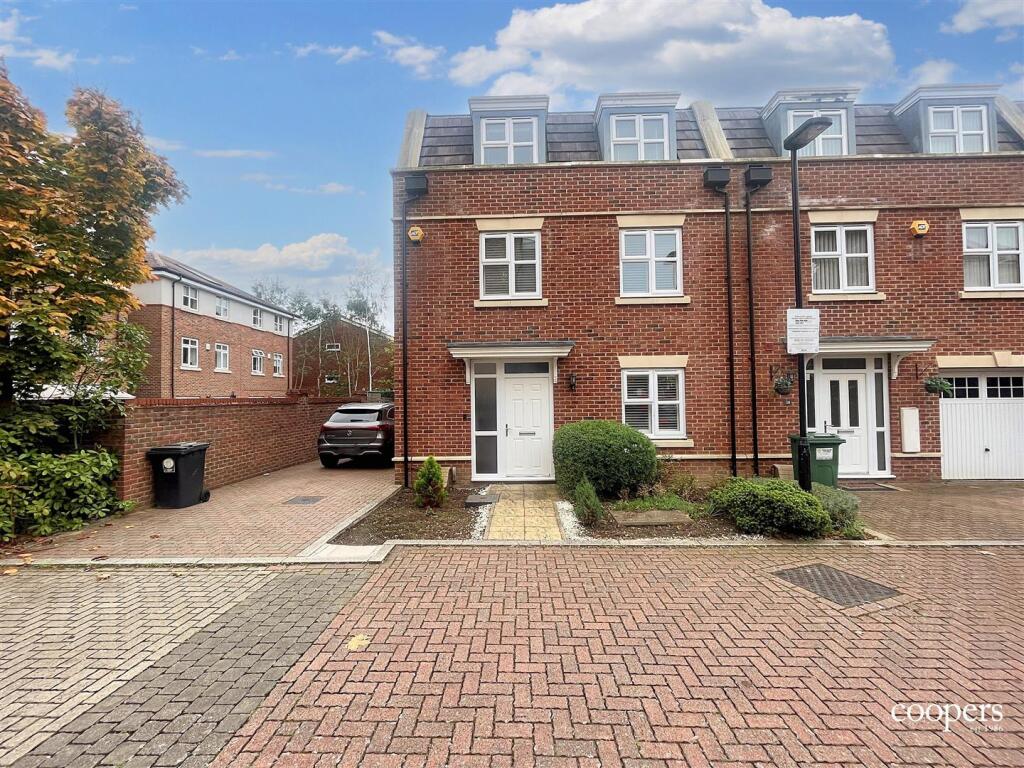 4 bed Town House for rent in Ruislip. From Coopers - Ruislip