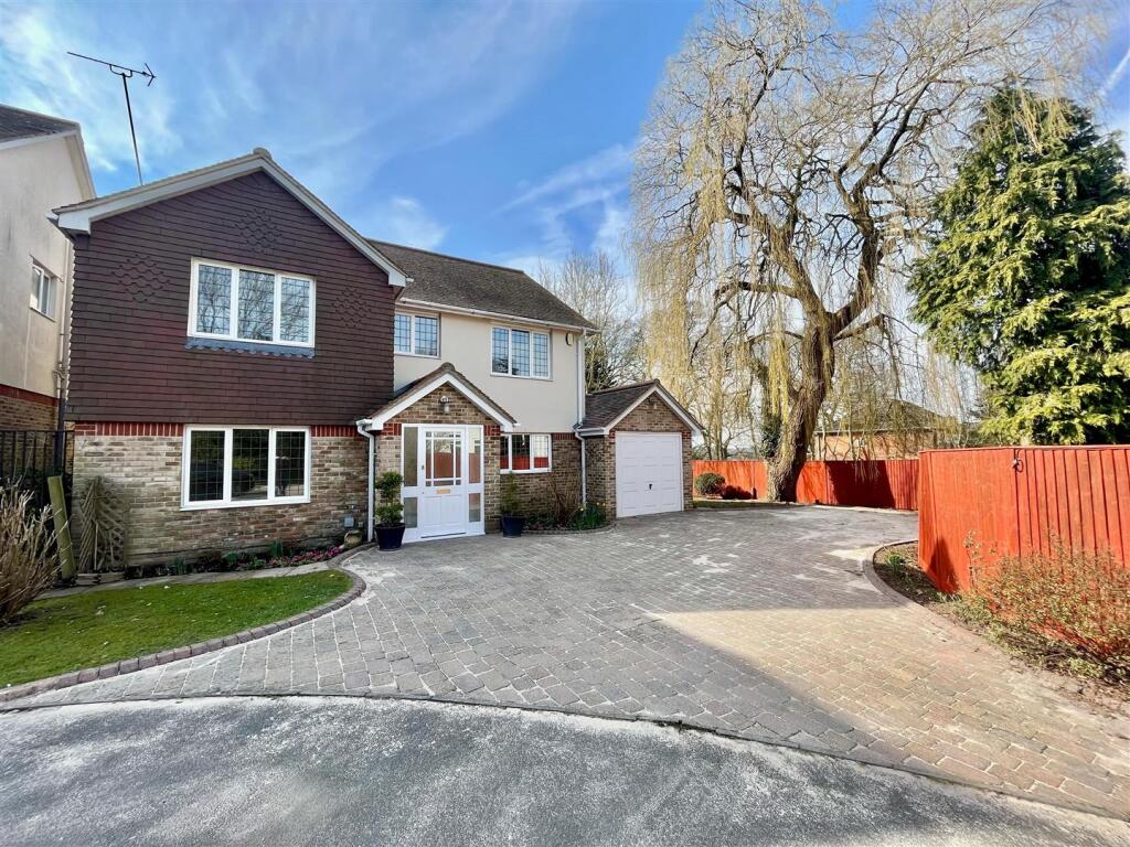 4 bed Detached for rent in New Denham. From Coopers - Ruislip 4 bed Detached for rent in New Denham. From Coopers - Ruislip