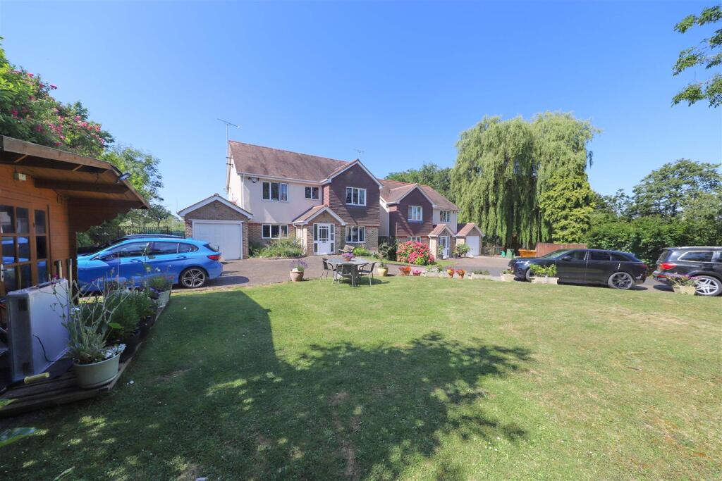 6 bed Detached for rent in New Denham. From Coopers - Ruislip 6 bed Detached for rent in New Denham. From Coopers - Ruislip