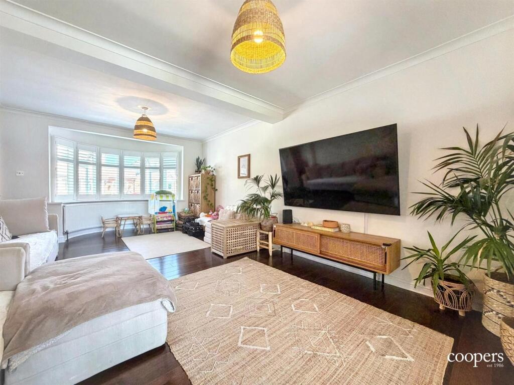 5 bed Town House for rent in Ruislip. From Coopers - Ruislip 5 bed Town House for rent in Ruislip. From Coopers - Ruislip