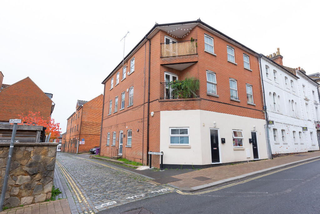 2 bed 1st Floor Flat for rent in Aldershot. From Beacons Sales and Lettings - Aldershot