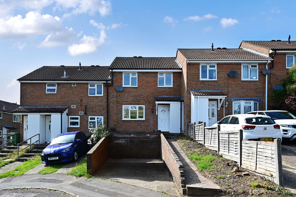 3 bed Mid Terraced House for rent in Sandhurst. From Beacons Sales and Lettings - Aldershot