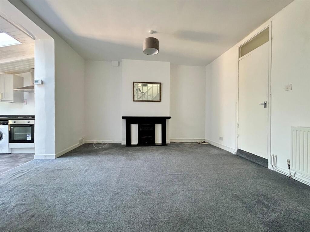 1 bed 1st Floor Flat for rent in Bristol. From Greenwoods Property Centre Ltd - Knowle