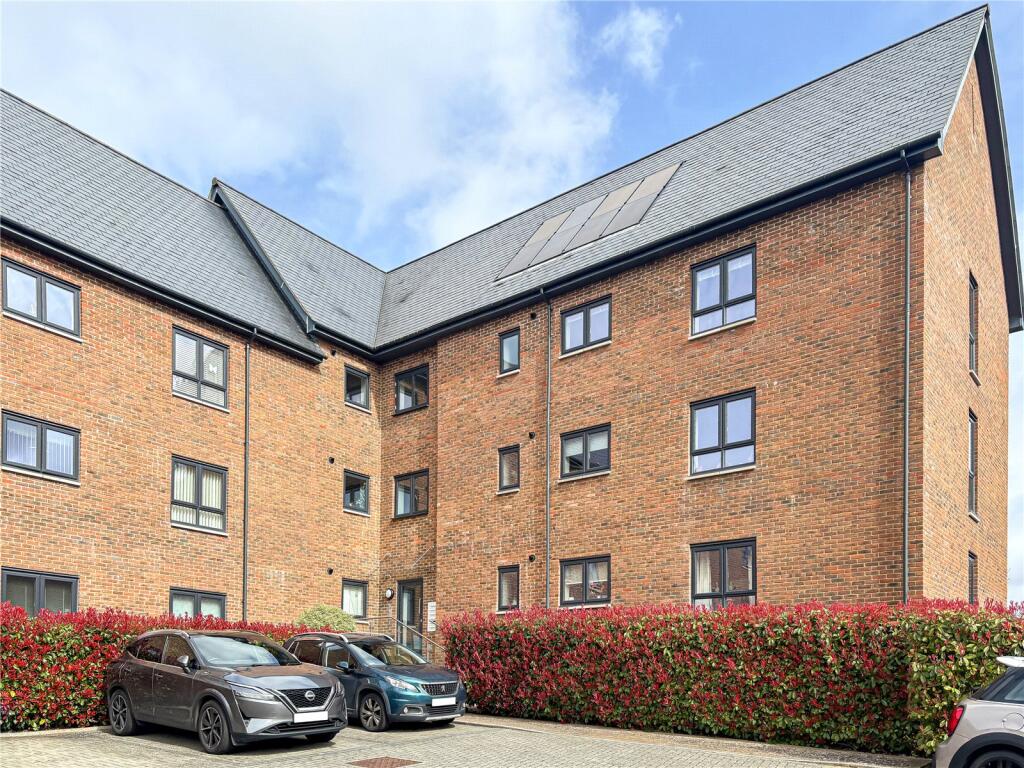 2 bed Apartment for rent in Burgess Hill. From Hunters Estate Agents - Burgess Hill