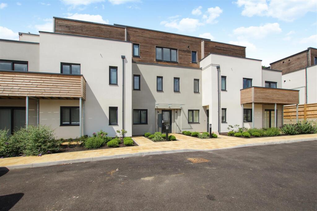 2 bed Apartment for rent in Burgess Hill. From Hunters Estate Agents - Burgess Hill 2 bed Apartment for rent in Burgess Hill. From Hunters Estate Agents - Burgess Hill