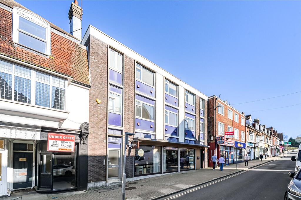 2 bed Apartment for rent in Burgess Hill. From Hunters Estate Agents - Burgess Hill 2 bed Apartment for rent in Burgess Hill. From Hunters Estate Agents - Burgess Hill