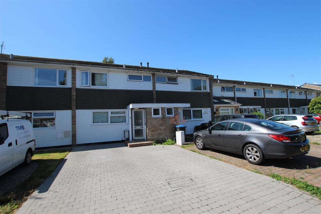 3 bed Mid Terraced House for rent in Hassocks. From Hunters Estate Agents - Burgess Hill
