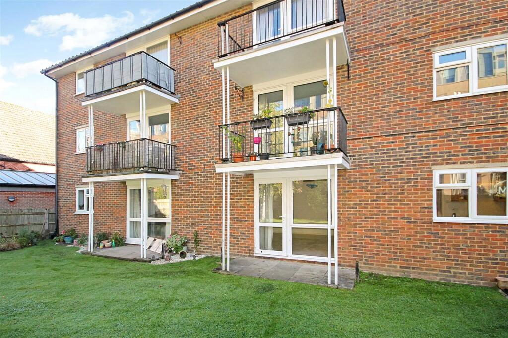 2 bed Apartment for rent in Haywards Heath. From Hunters Estate Agents - Burgess Hill