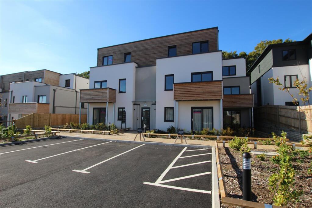 2 bed Apartment for rent in Burgess Hill. From Hunters Estate Agents - Burgess Hill 2 bed Apartment for rent in Burgess Hill. From Hunters Estate Agents - Burgess Hill
