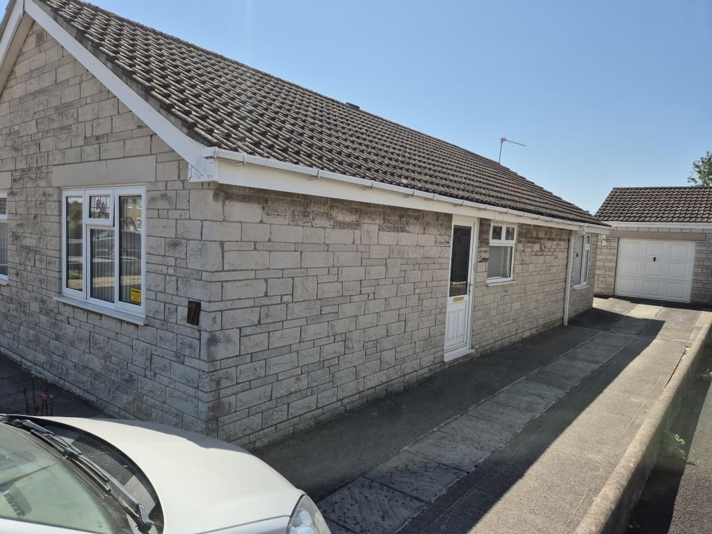 2 bed Detached bungalow for rent in Midsomer Norton. From Barons Property Centre Ltd - Midsomer Norton
