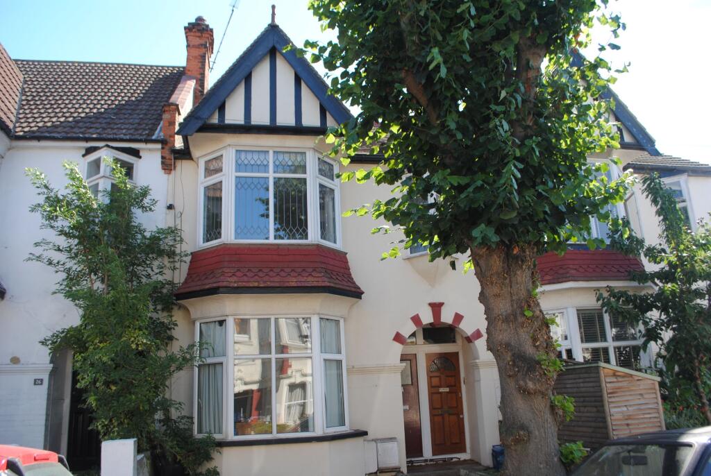 2 bed 1st Floor Flat for rent in Southend-on-Sea. From Ashleigh Stone - Leigh on Sea