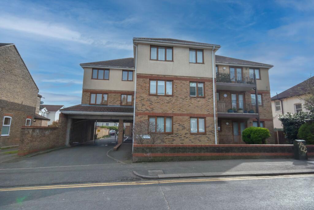 2 bed 1st Floor Flat for rent in Hadleigh. From Ashleigh Stone - Leigh on Sea 2 bed 1st Floor Flat for rent in Hadleigh. From Ashleigh Stone - Leigh on Sea