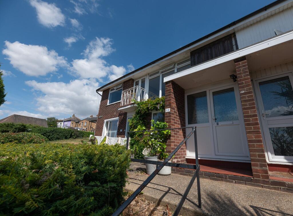 2 bed 1st Floor Flat for rent in Hadleigh. From Ashleigh Stone - Leigh on Sea