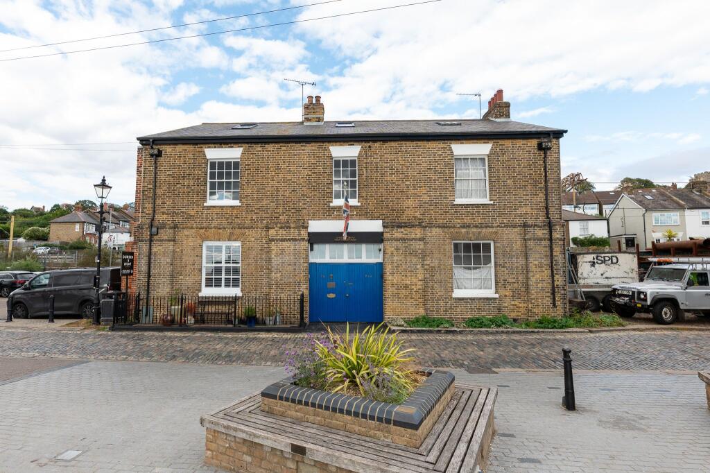 4 bed Semi Detached for rent in Hadleigh. From Ashleigh Stone - Leigh on Sea 4 bed Semi Detached for rent in Hadleigh. From Ashleigh Stone - Leigh on Sea