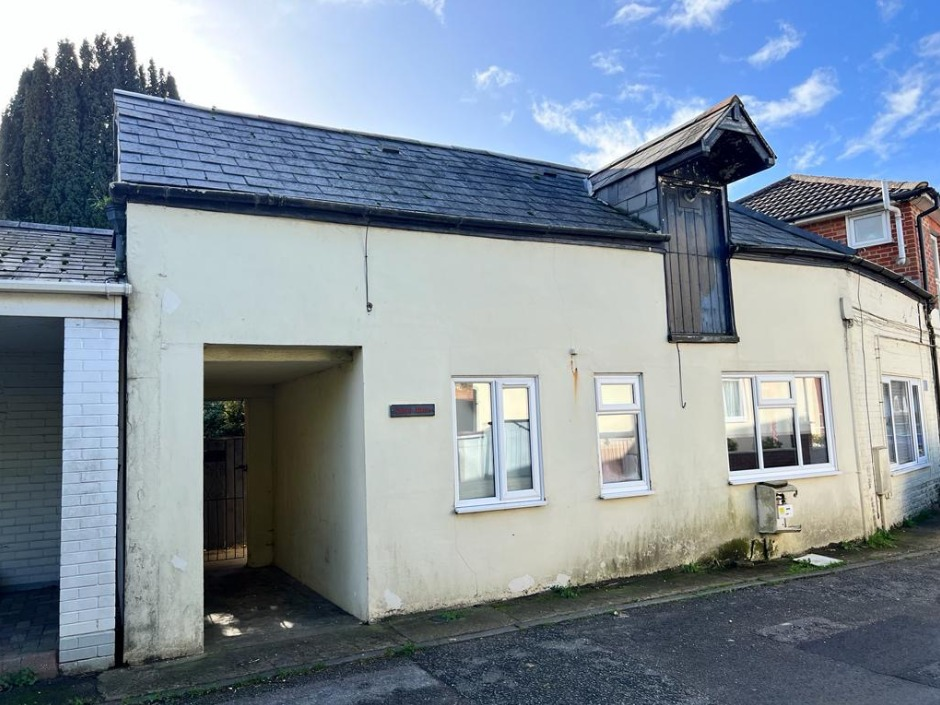 2 bed Mid Terraced House for rent in Fawley. From Easton Residential - Holbury