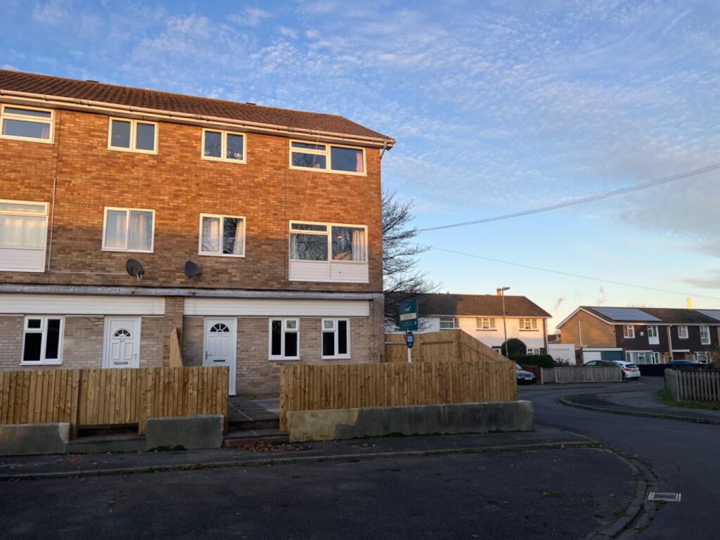 3 bed 1st Floor Flat for rent in Holbury. From Easton Residential - Holbury