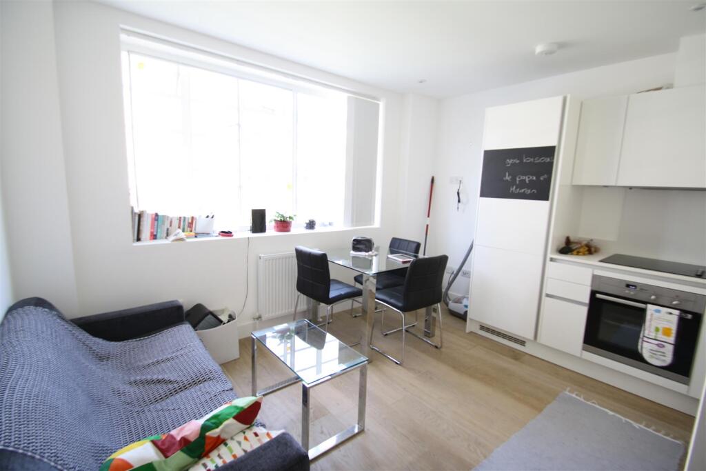 4 bed 1st Floor Flat for rent in London. From CityZEN - London 4 bed 1st Floor Flat for rent in London. From CityZEN - London