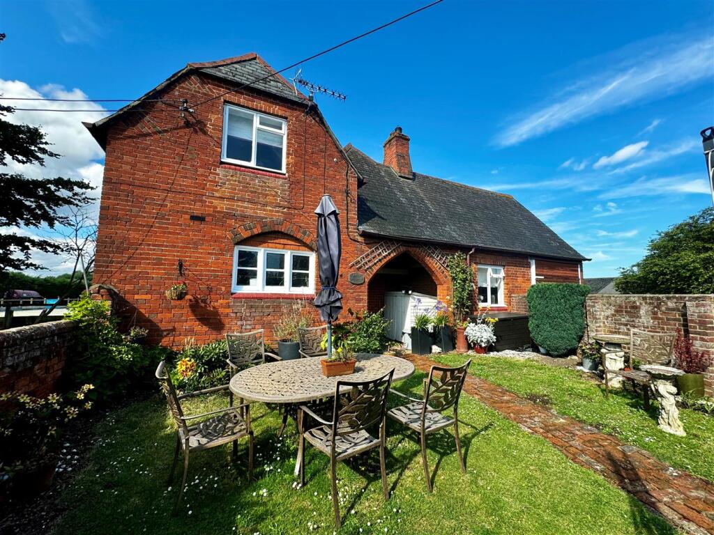 2 bed Cottage for rent in Rochford. From Appointmoor Estates - Westcliff-On-Sea 2 bed Cottage for rent in Rochford. From Appointmoor Estates - Westcliff-On-Sea