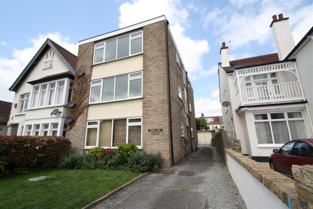 2 bed Apartment for rent in Southend-on-Sea. From Appointmoor Estates - Westcliff-On-Sea 2 bed Apartment for rent in Southend-on-Sea. From Appointmoor Estates - Westcliff-On-Sea