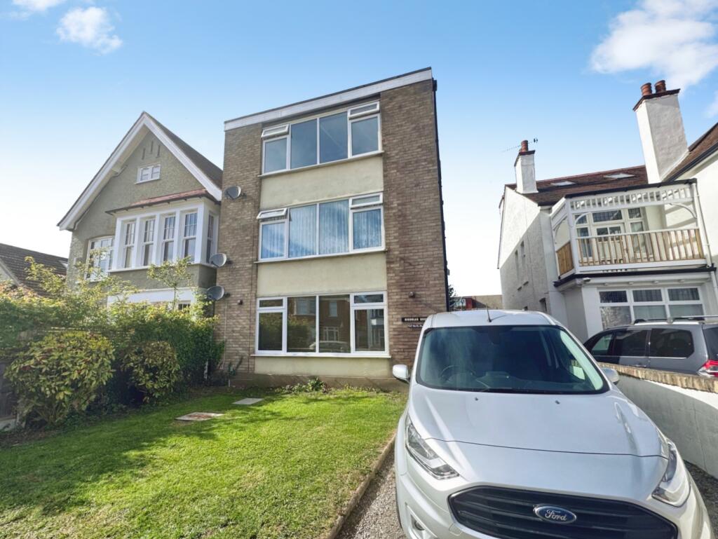 2 bed 1st Floor Flat for rent in Southend-on-Sea. From Appointmoor Estates - Westcliff-On-Sea