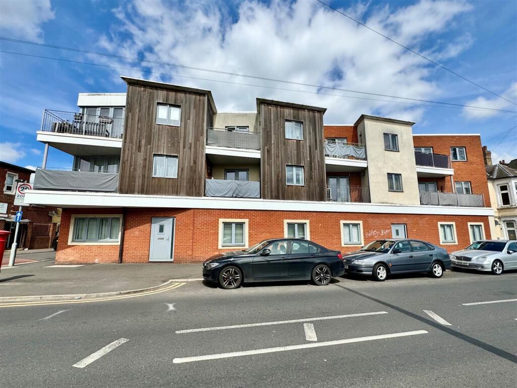 1 bed Apartment for rent in Southend-on-Sea. From Appointmoor Estates - Westcliff-On-Sea