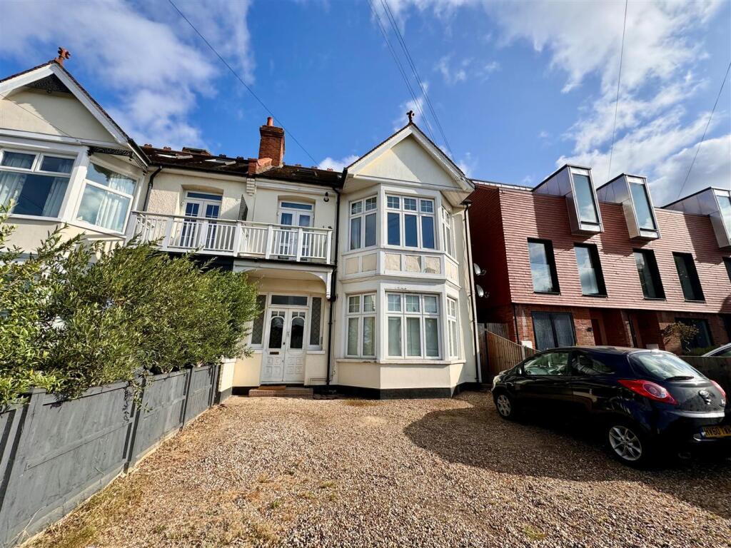 2 bed 1st Floor Flat for rent in Southend-on-Sea. From Appointmoor Estates - Westcliff-On-Sea