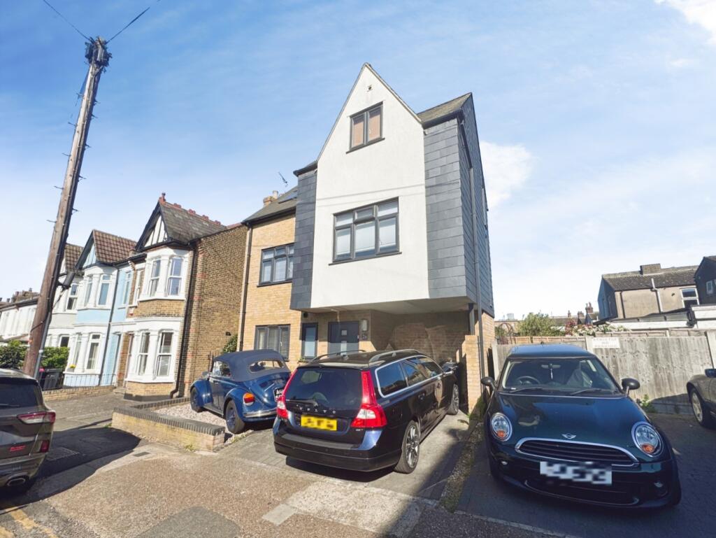 2 bed Detached for rent in Hadleigh. From Appointmoor Estates - Westcliff-On-Sea