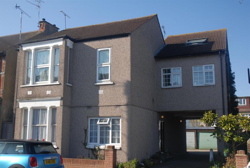 1 bed 1st Floor Flat for rent in Southend-on-Sea. From Appointmoor Estates - Westcliff-On-Sea