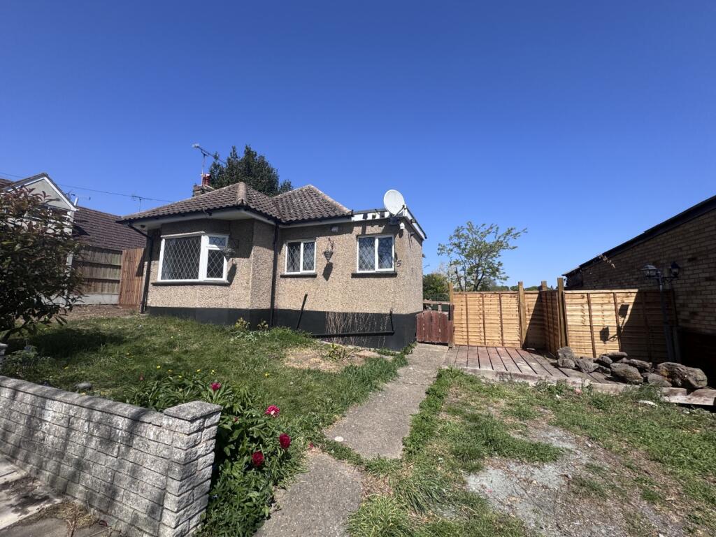 1 bed Detached bungalow for rent in Daws Heath. From Appointmoor Estates - Westcliff-On-Sea