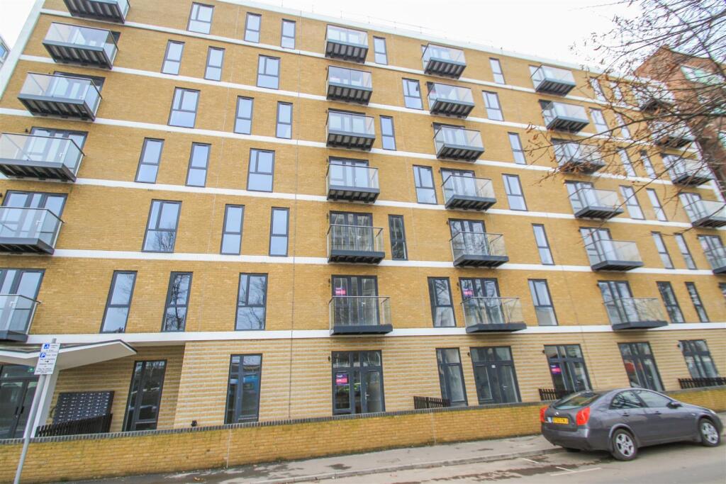 2 bed Apartment for rent in Southend-on-Sea. From Appointmoor Estates - Westcliff-On-Sea 2 bed Apartment for rent in Southend-on-Sea. From Appointmoor Estates - Westcliff-On-Sea