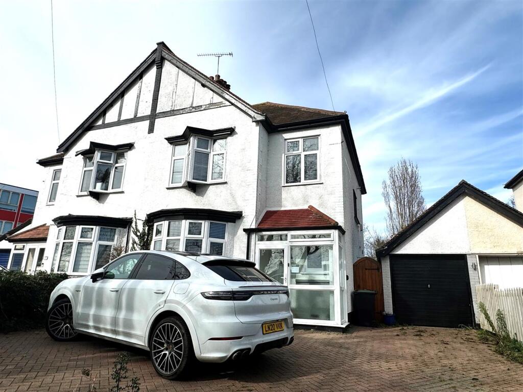 3 bed Semi Detached for rent in Southend-on-Sea. From Appointmoor Estates - Westcliff-On-Sea