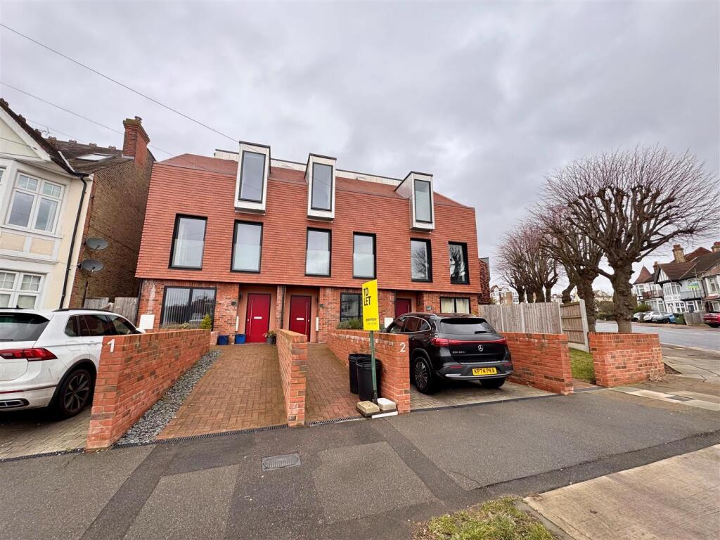 5 bed Mid Terraced House for rent in Southend-on-Sea. From Appointmoor Estates - Westcliff-On-Sea