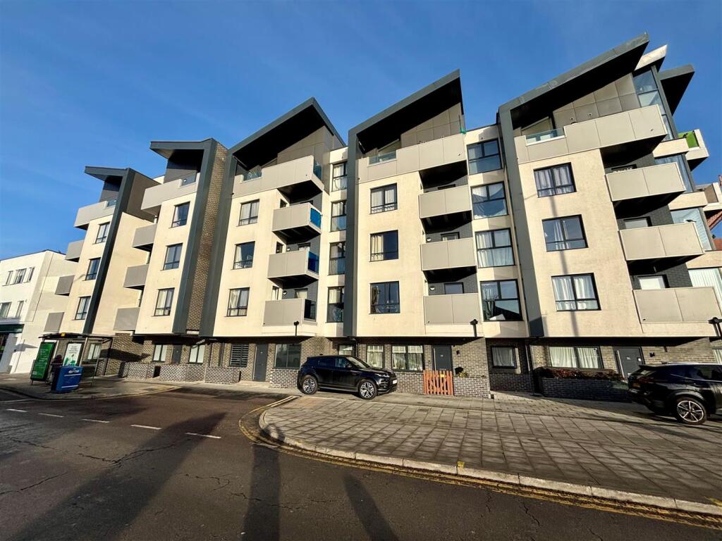 2 bed Apartment for rent in Southend-on-Sea. From Appointmoor Estates - Westcliff-On-Sea