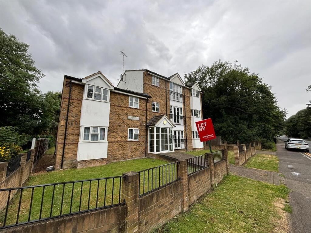 2 bed Apartment for rent in North Benfleet. From Appointmoor Estates - Westcliff-On-Sea 2 bed Apartment for rent in North Benfleet. From Appointmoor Estates - Westcliff-On-Sea