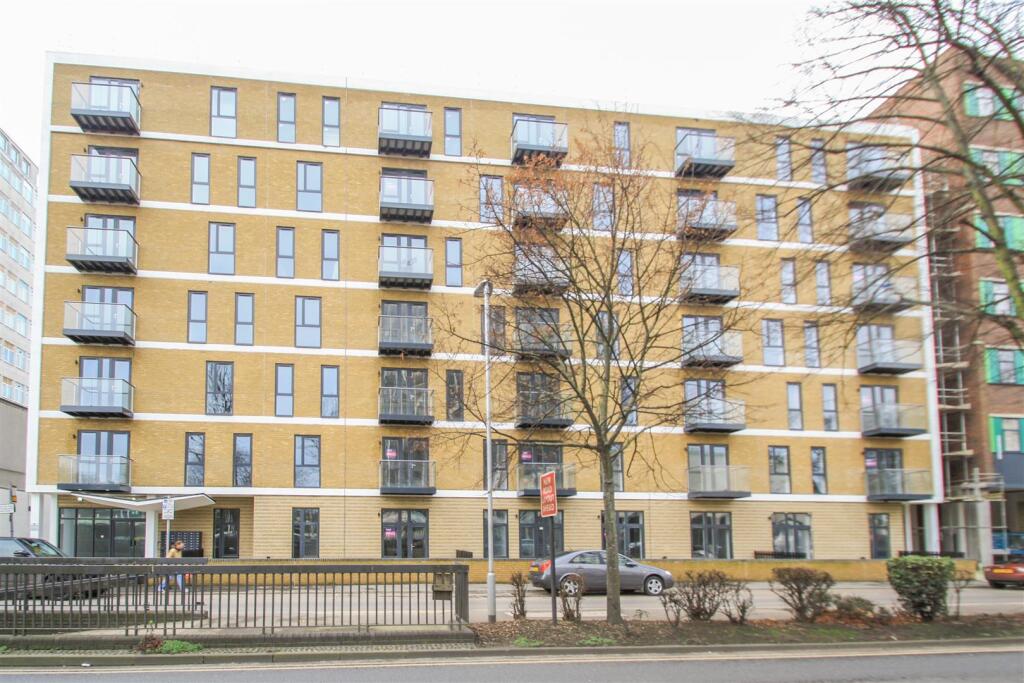 2 bed Apartment for rent in Southend-on-Sea. From Appointmoor Estates - Westcliff-On-Sea