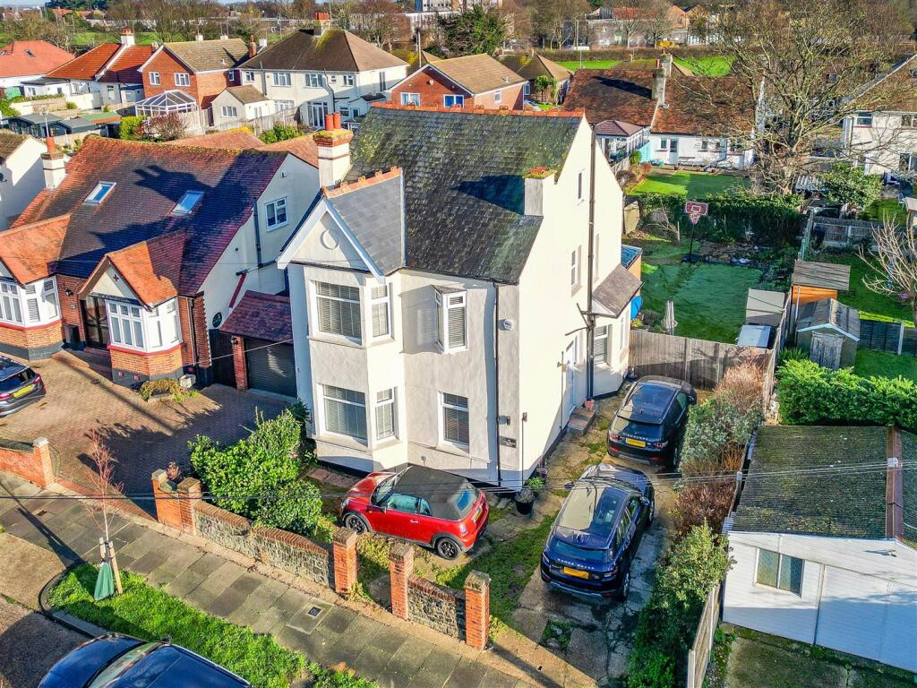 4 bed Detached for rent in Southend-on-Sea. From Appointmoor Estates - Westcliff-On-Sea 4 bed Detached for rent in Southend-on-Sea. From Appointmoor Estates - Westcliff-On-Sea