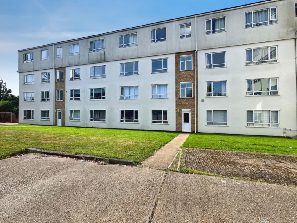 2 bed Apartment for rent in Southend-on-Sea. From Appointmoor Estates - Westcliff-On-Sea