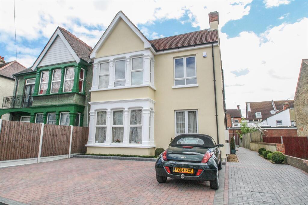 2 bed 1st Floor Flat for rent in Southend-on-Sea. From Appointmoor Estates - Westcliff-On-Sea