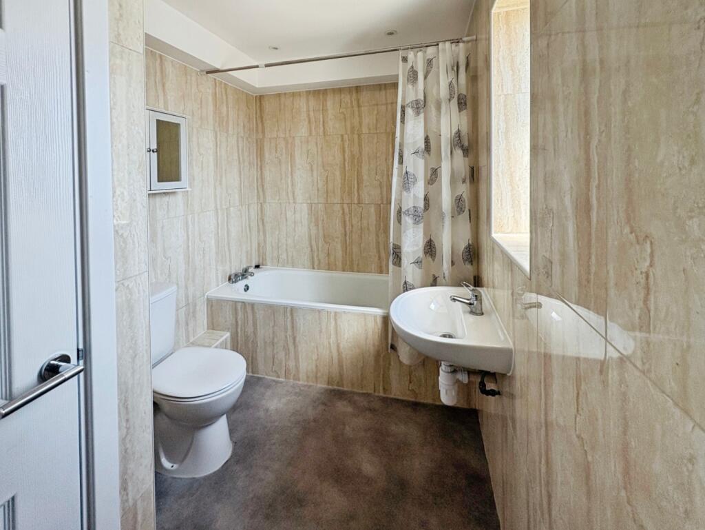 2 bed Apartment for rent in Southend-on-Sea. From Appointmoor Estates - Westcliff-On-Sea