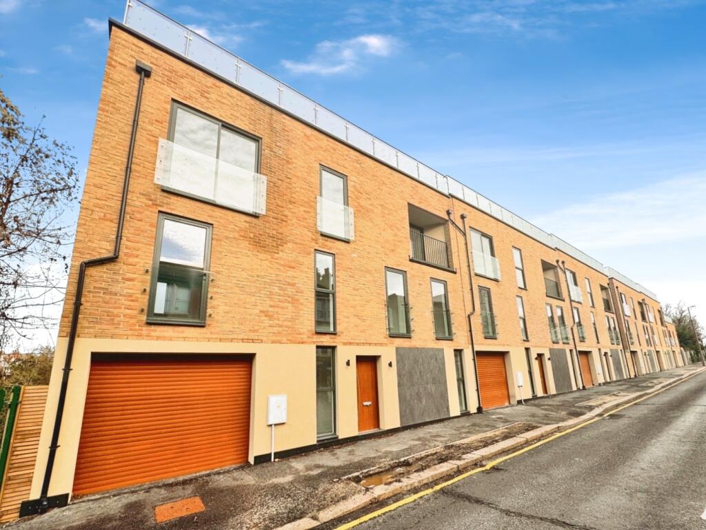 3 bed End of Terrace for rent in Southend-on-Sea. From Appointmoor Estates - Westcliff-On-Sea