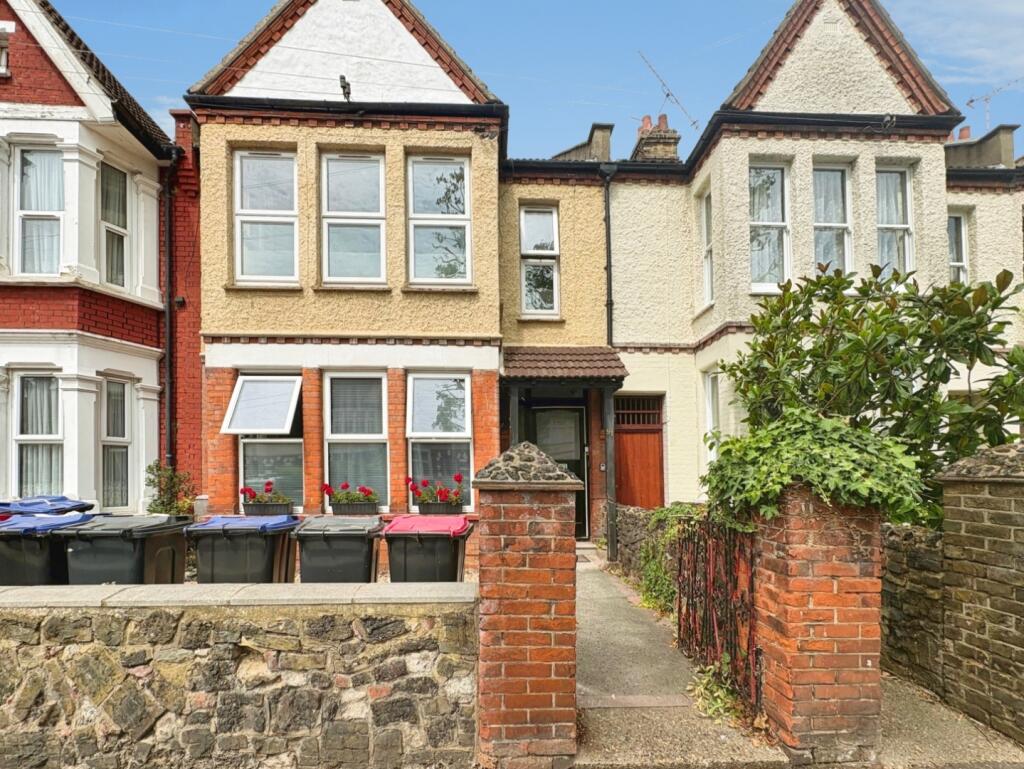2 bed 1st Floor Flat for rent in Southend-on-Sea. From Appointmoor Estates - Westcliff-On-Sea